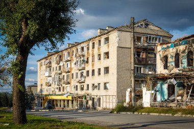 Izium, Kharkiv bölgesi, Ukrayna - 09.22.2022: Izium 'un imhası. Rusya Ukrayna savaşı. Kavgadan sonra İzium 'da hasar gördü