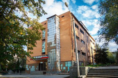 Izium, Kharkiv bölgesi, Ukrayna - 09.22.2022: Izium 'un imhası. Rusya Ukrayna savaşı. Kavgadan sonra İzium 'da hasar gördü
