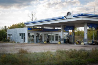 Izium, Kharkiv bölgesi, Ukrayna - 09.22.2022: Izium 'un imhası. Rusya Ukrayna savaşı. Kavgadan sonra İzium 'da hasar gördü