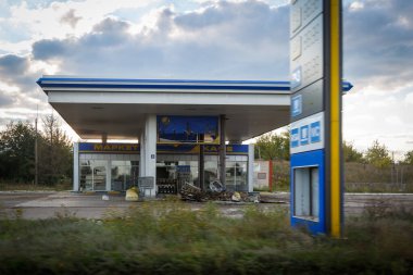 Izium, Kharkiv bölgesi, Ukrayna - 09.22.2022: Izium 'un imhası. Rusya Ukrayna savaşı. Kavgadan sonra İzium 'da hasar gördü