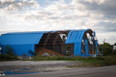 Izium, Kharkiv bölgesi, Ukrayna - 09.22.2022: Izium 'un imhası. Rusya Ukrayna savaşı. Kavgadan sonra İzium 'da hasar gördü