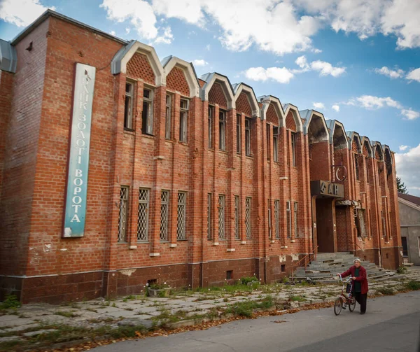 Izium, Kharkiv bölgesi, Ukrayna - 09.22.2022: Izium 'un imhası. Rusya Ukrayna savaşı. Kavgadan sonra İzium 'da hasar gördü