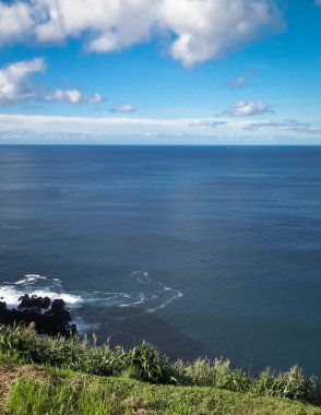Sao Miguel 'in sahil kayalıkları, Azores adaları. Doğanın güzelliği, boşluğu mavi gökyüzünde kopyala.