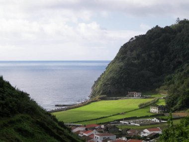 Azores, Sao Miguel adasındaki Faial Da Terra küçük köyünün güzel manzarası. Seyahat ve doğa kavramı.