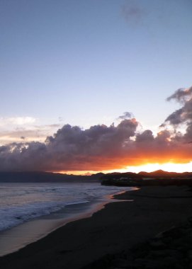 Ribiera Grande 'de, Atlantik Okyanusu' nda, Azores Adaları 'nda güzel bir gün batımı. Seyahat ve doğa kavramı