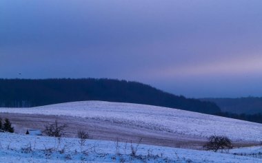 Kashubian tepeleri üzerinde kış, Wiezyca, Polonya. Kuzey Polonya 'daki Kashubian bölgesinin akşam vakti ve güzel doğası.