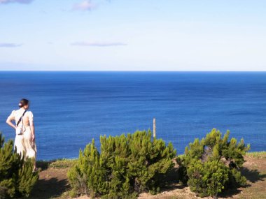 Sao Miguel, Azores adalarının kıyı bölgesini keşfeden bir kadın turist. Doğanın güzelliği, mavi gökyüzündeki boşluğu kopyala. Azores 'te eşsiz, güneşli hava.