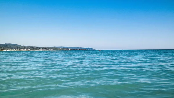 海岸と透明 ティレニア海のターコイズブルーの水 旅行や自然コンセプト 晴れた夏の日 スペースのコピー — ストック写真