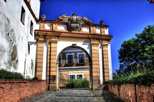 Die Burg Mikulov ist ein beliebtes Denkmal in der Tschechischen Republik — Stockfoto