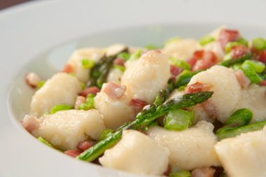 kuşkonmaz ve pastırma ile goncchi