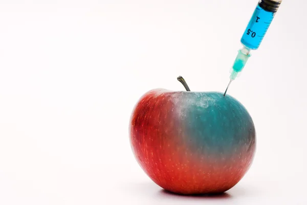 Apple with syringe — Stock Photo, Image