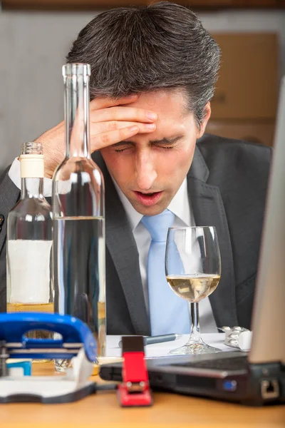 Hombre de negocios abuso de alcohol — Foto de Stock