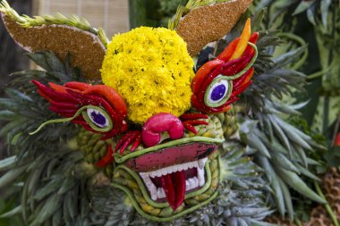 dekorasyon detay yapımında gıdalar ve çiçekler