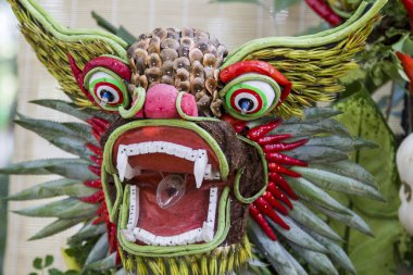 dekorasyon detay yapımında gıdalar ve çiçekler