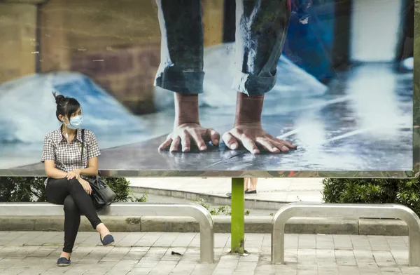 Funny making on a bus stop - Ho Chi Minh City — Stock Photo, Image
