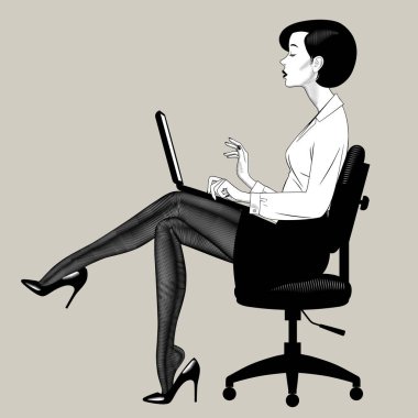 Güzel genç bir kadın bilgisayar defteriyle ofis sandalyesinde oturuyor.