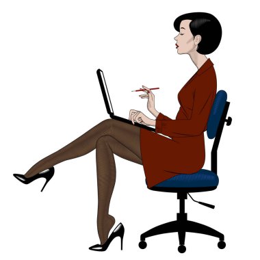 Kırmızı elbiseli güzel bir kadın bilgisayar defteriyle ofis sandalyesinde oturuyor.