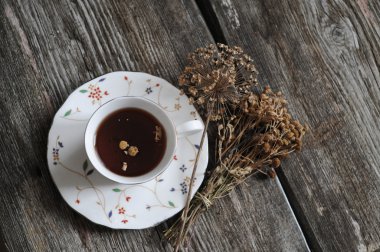 Bir fincan bitki çayı.