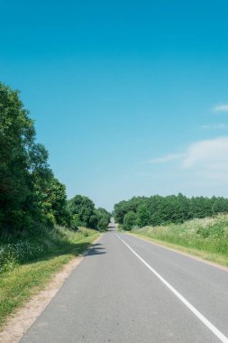 Kırsalda boş bir yol