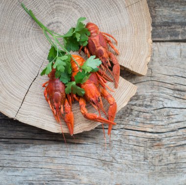 Tahta arka planda kırmızı kerevit