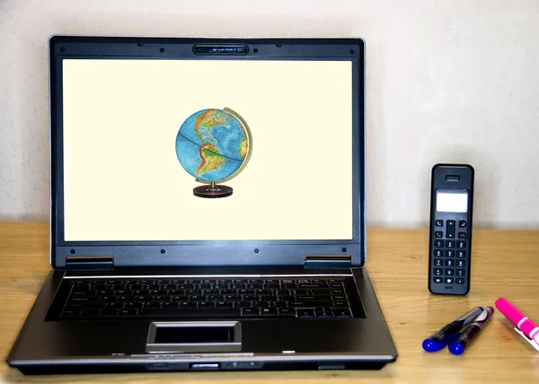 Küre ile dizüstü bilgisayar