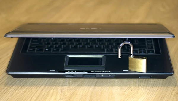 asma kilit ile dizüstü bilgisayar