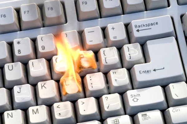 Yangında bir klavyeden gelen üç anahtar — Stok fotoğraf