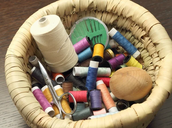 Filati colorati e accessori per cucire Fotografia Stock