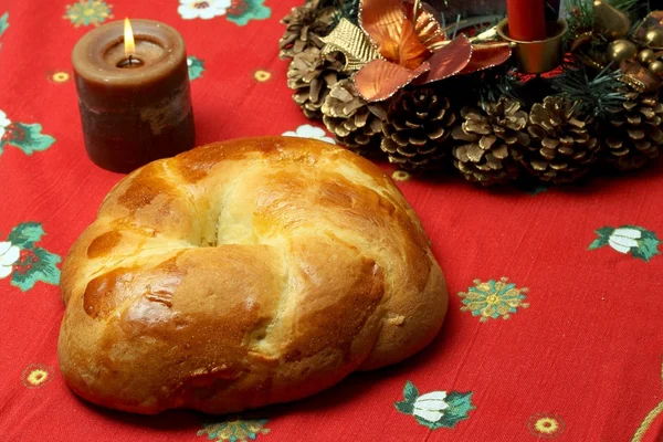 Cuzzupa (geleneksel Calabrian kek) bir Noel tablo
