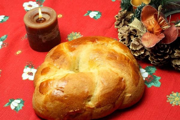 Cuzzupa (traditional Calabrian cake) on a Christmas table — Stock Photo, Image