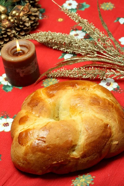 Cuzzupa (traditional Calabrian cake) on a Christmas table — Stock Photo, Image