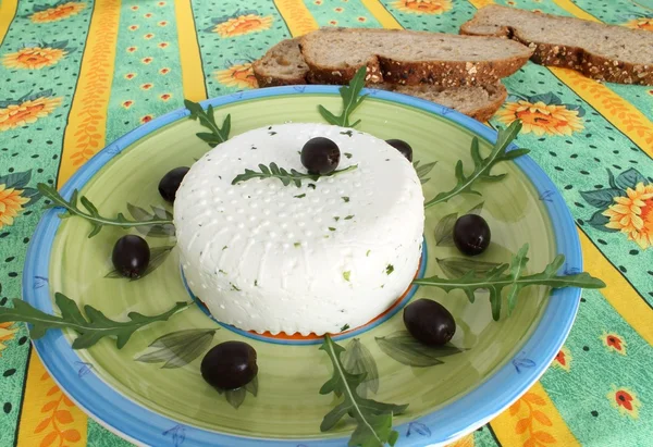 Свіжий сир з чорними оливками — стокове фото