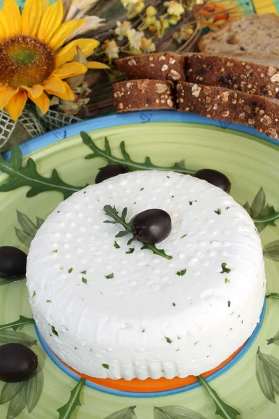 Queso fresco con aceitunas negras — Foto de Stock