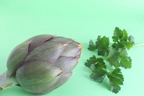 Carciofi su sfondo verde — Foto Stock