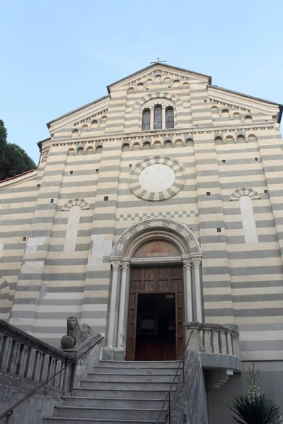 Celle Ligure - iglesia tradicional en el paseo marítimo — Foto de Stock