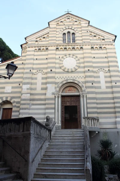 Celle Ligure - igreja tradicional à beira-mar — Fotografia de Stock