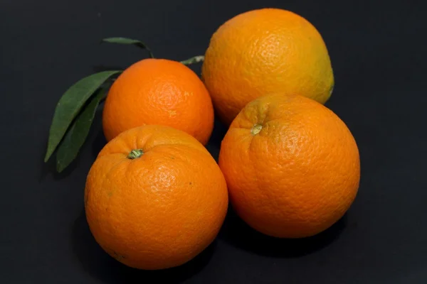 Bio-Orangen auf schwarzem Hintergrund — Stockfoto