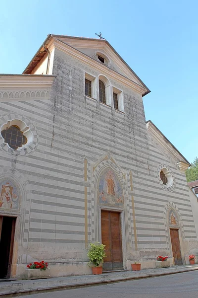 La iglesia principal en Calizzano, Italia — Foto de Stock