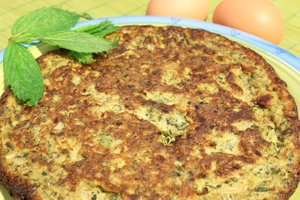 Frittata with mint leaves and herbs — Stock Photo, Image