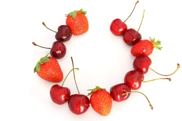 Kette aus Kirschen und Erdbeeren — Stockfoto