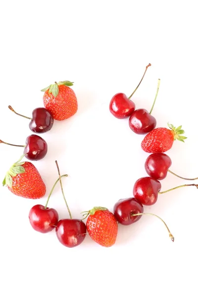 Kette aus Kirschen und Erdbeeren — Stockfoto