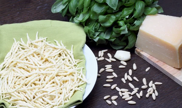 pesto sos ve trofie için malzemeler