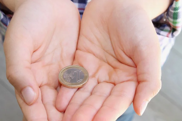 Dinero en las manos —  Fotos de Stock