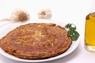 omlet beyaz bir plaka üzerinde