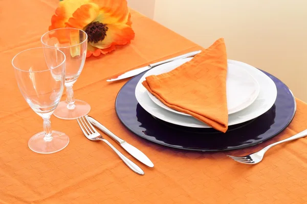 オレンジ色のテーブル クロスをテーブルの設定 — ストック写真