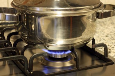 bir gaz ocakta pot