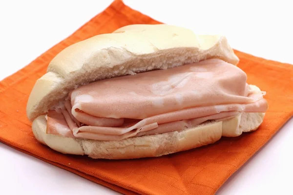 mortadella sandviç turuncu peçete üzerinde