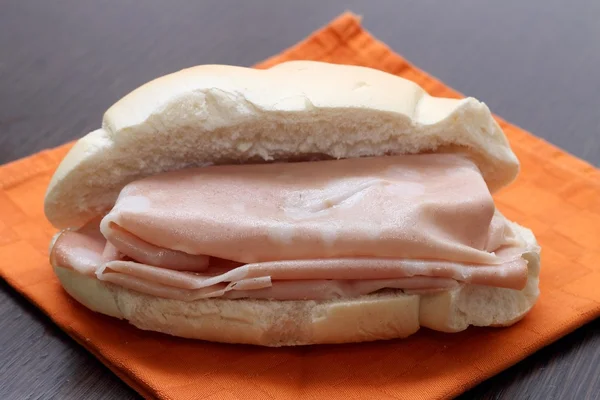 mortadella sandviç turuncu peçete üzerinde