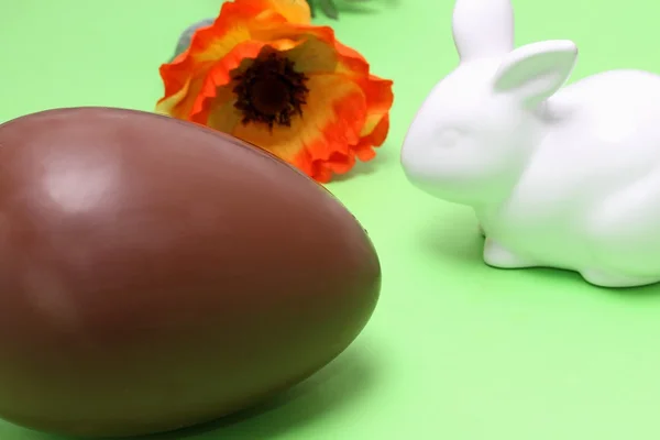 Porselen bunny ve çiçek çikolata Paskalya yortusu yumurta