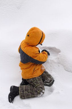 genç çocuk bir kar oynarken